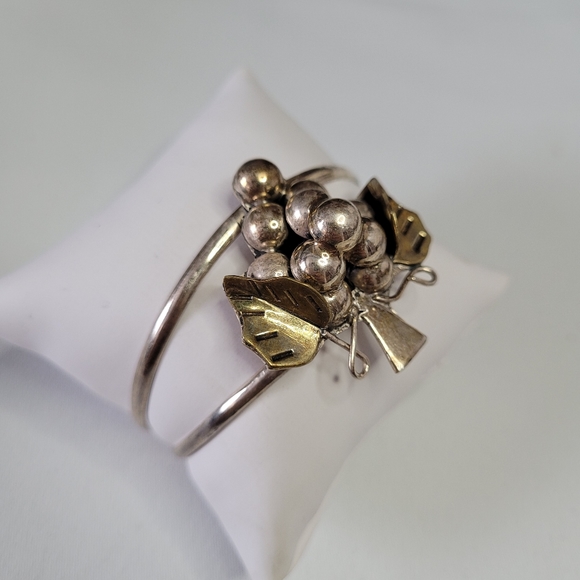 Vintage sterling silver Mexican grapes cluster cuff bracelet. Marked. Gift idea. - Picture 10 of 11